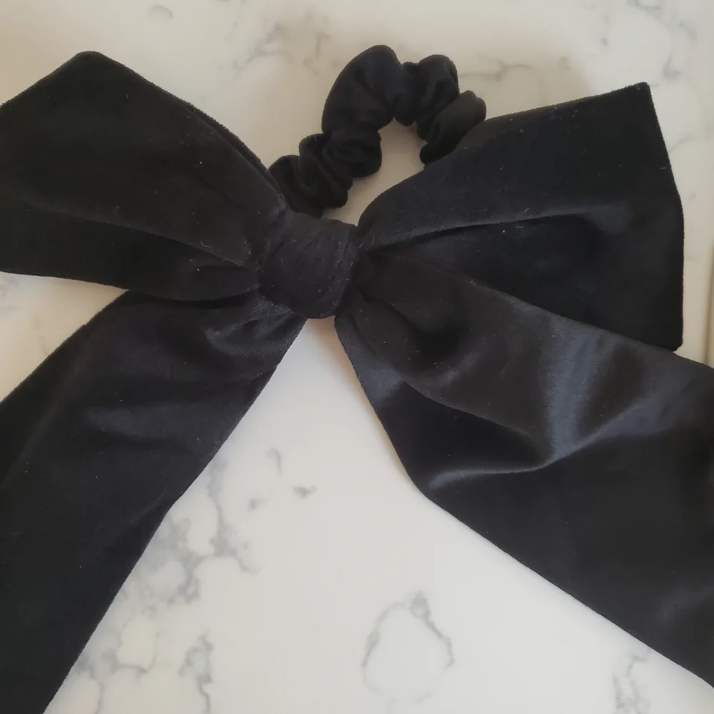 Two J.crew Oversized Bow Scrunchies - Picture 1 of 2